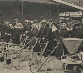 300267 Afbeelding van bezoekers aan de 37e Jaarbeurs (Vredenburg) te Utrecht bij tentoongestelde landbouwmachines.N.B. ...